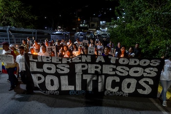 Familiares de presos políticos realizaron un viacrucis fuera de una cárcel en Venezuela