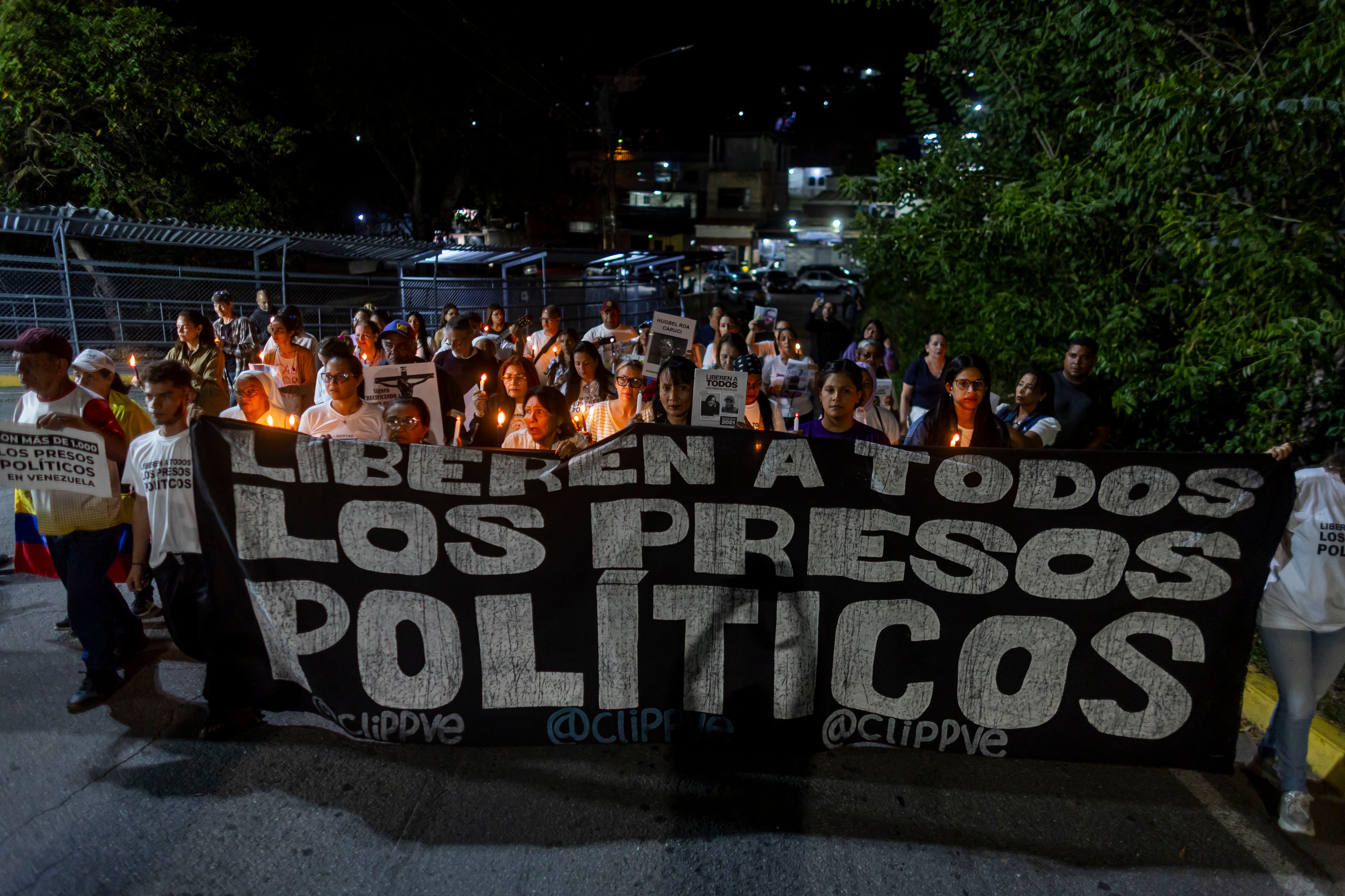 Familiares de presos políticos participan en un viacrusis en las afueras del Rodeo I, una cárcel ubicada en Guatire, cerca de Caracas (EFE/ Miguel Gutiérrez)