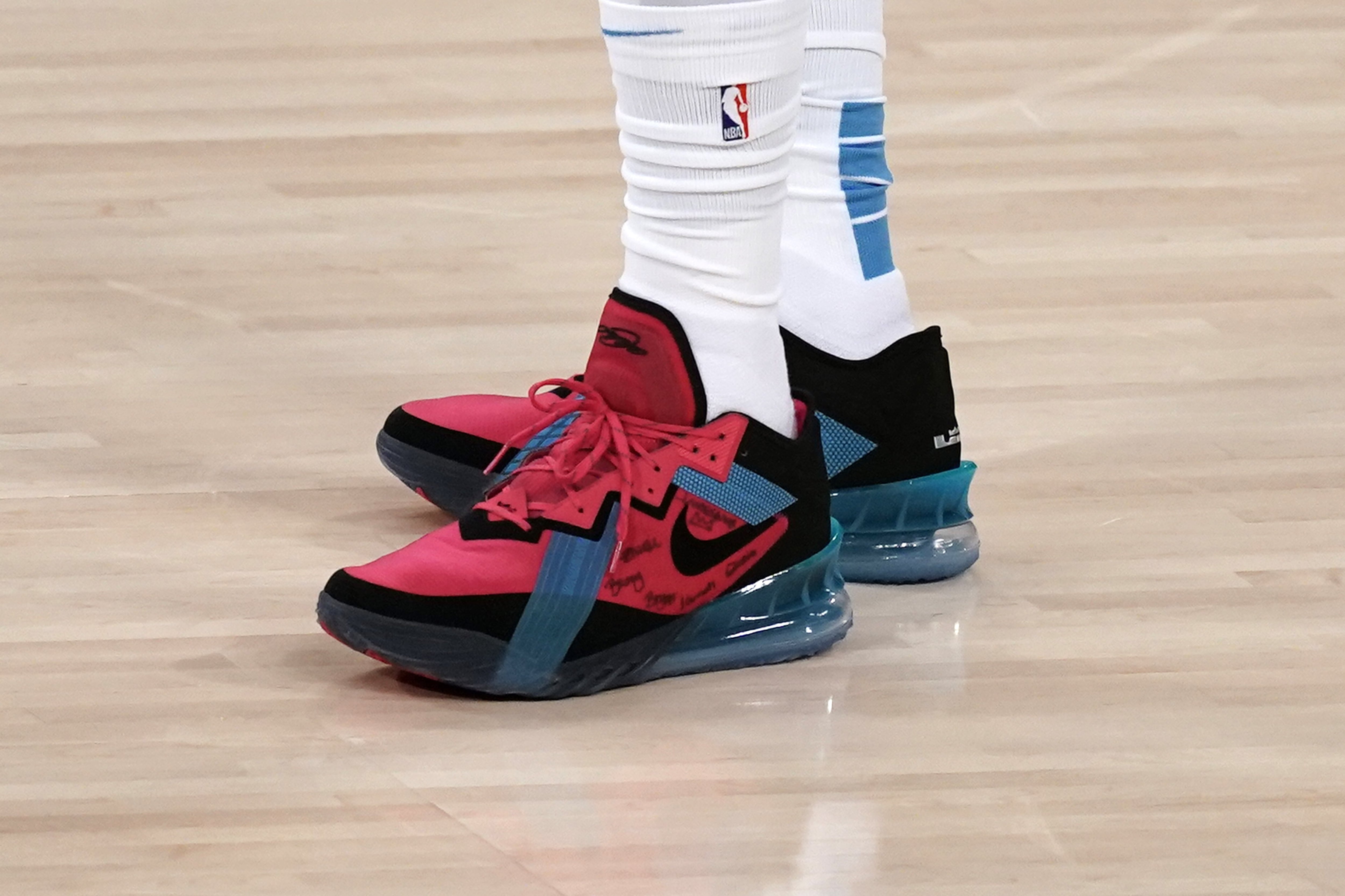 La alianza con Nike, con un contrato vitalicio y participación accionaria, se convirtió en una fuente clave de ingresos fuera de la cancha (Kirby Lee-USA TODAY Sports)