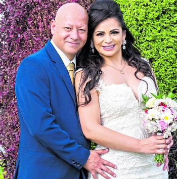 Leslie Moscoso y su esposo.
