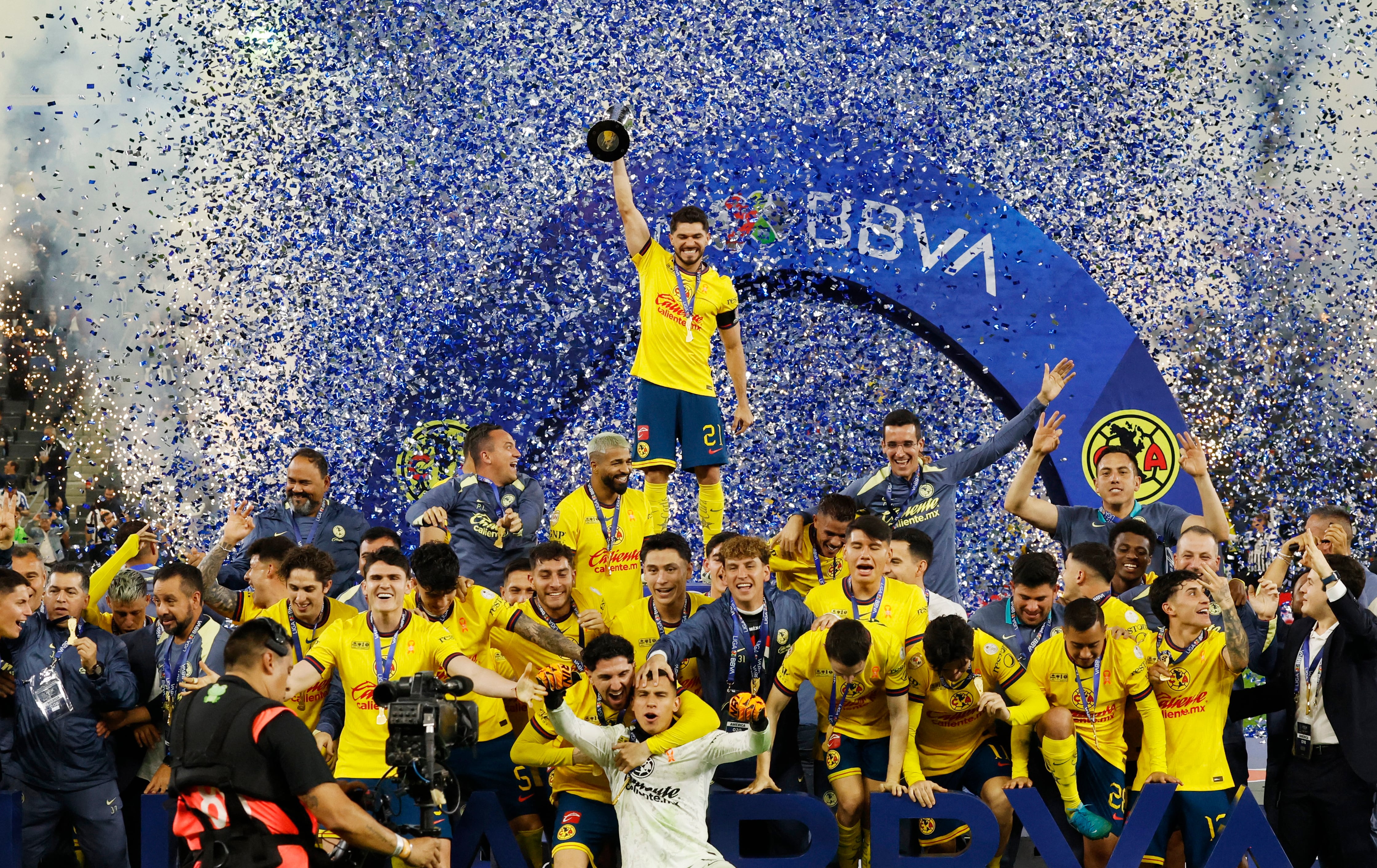 El tricampeonato con André Jardine consolidó a Sebastián Cáceres como referente del Club América. REUTERS/Daniel Becerril