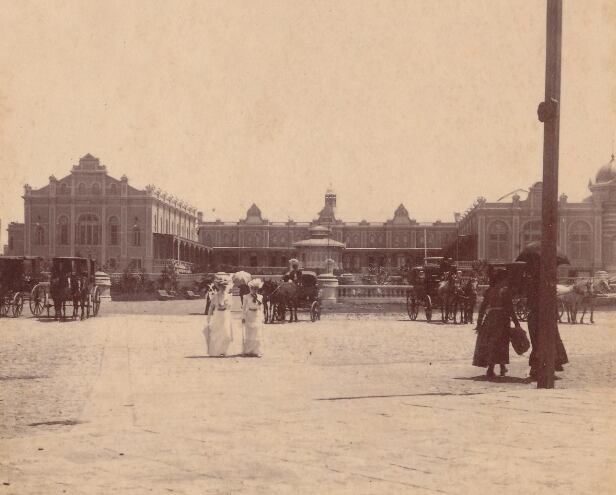 1910: el Hotel Bristol en todo su esplendor. A su inauguración asistieron personalidades de todo el mundo (Archivo General de la Nación)