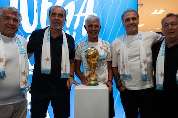 Carlos Tapia, Setgio Batista, Ricardo Giusti, Héctor Zelada y Óscar Ruggeri estuvieron en el homenaje por los 40 años del título de Argentina en la Copa Mundial de Fútbol México 1986 - crédito Conmebol
