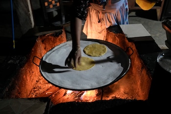 Una mujer joven prepara tortillas sobre el fuego en su cocina en Plan de Ayala, un pueblo tojolabal en la localidad de Las Margaritas del estado de Chiapas, México, el jueves 2 de mayo de 2024. Dos mujeres están en la papeleta para las elecciones presidenciales mientras en algunas áreas indígenas, las mujeres no tienen voz en sus propias comunidades. No obstante, con ayuda de las nuevas generaciones, algunas mujeres indígenas están empujando el cambio. (AP Foto/Marco Ugarte)