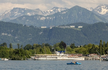 Una postal del hotel Bürgenstock, vista desde Lucerna, Suiza (REUTERS/Denis Balibouse/Archivo)