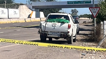 Localizan cadáveres en una camioneta