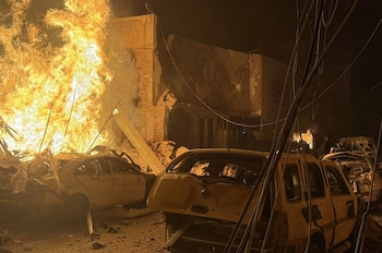 OJOCALIENTE, ZACATECAS, 30AGOSTO2026.- Alrededor de las 20:00 hrs se registró una fuerte explosión frente a la sede de la Policía Municipal. Los primeros reportes oficiales indican que un vehículo fue utilizado con un artefacto dañando completamente toda la oficina policial, las casas contiguas y de enfrente y varios vehículos. Hasta el momento se informó que por lo menos seis personas se encuentran con heridas de gravedad.
FOTO: ESPECIAL /CUARTOSCURO.COM