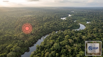 Vista aérea de selva densa cruzada por un río, con círculos concéntricos rojos superpuestos y una placa metálica con el logotipo de IGP.