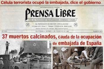 Página de periódico con titulares y fotografías en blanco y negro. Se observa un camión de bomberos, humo y personal de rescate con una camilla.