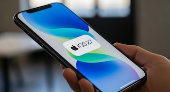Mano sosteniendo un iPhone 11 en modo retrato, con el logo blanco de 'iOS 27' y la manzana de Apple sobre un fondo de pantalla abstracto en tonos azules.