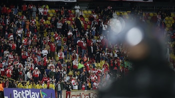 Presidente de la Dimayor propuso prohibir el ingreso de trapos a los estadios tras los disturbios en El Campín: “Hay que atacar las causas”