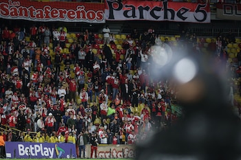 El estadio El Campín volvió a ser epicentro de peleas entre barras bravas, ahora hinchas de Santa Fe contra hinchas del América de Cali - crédito Cristian Bayona/Colprensa
