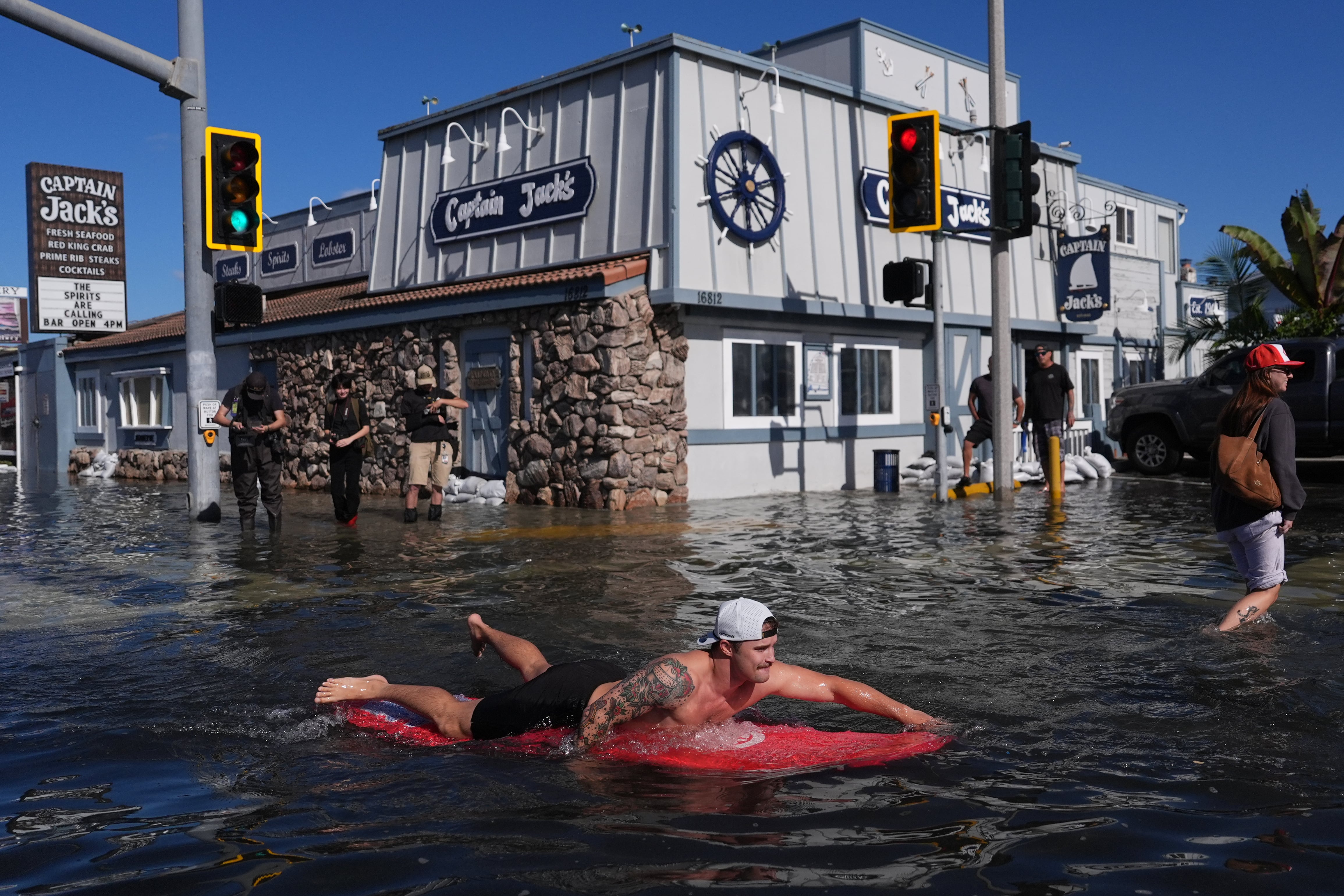 El Servicio Meteorológico Nacional extendió las alertas por inundaciones costeras en el sur de California hasta el viernes (AP Photo/Jae C. Hong)