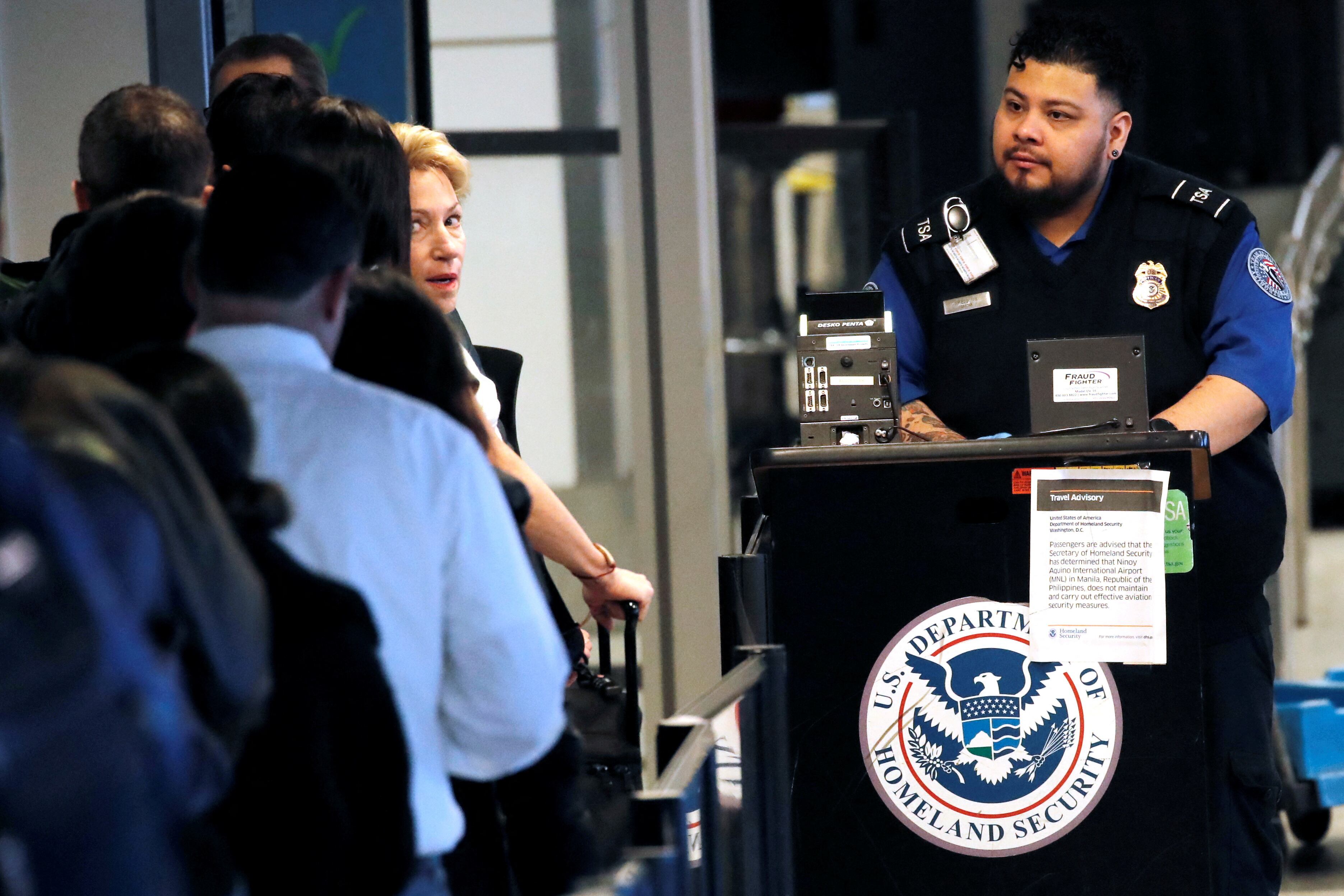 Los aeropuertos del país operan bajo alta demanda en medio de advertencias por demoras y controles de seguridad reforzados. (REUTERS/Mike Segar/File Photo)