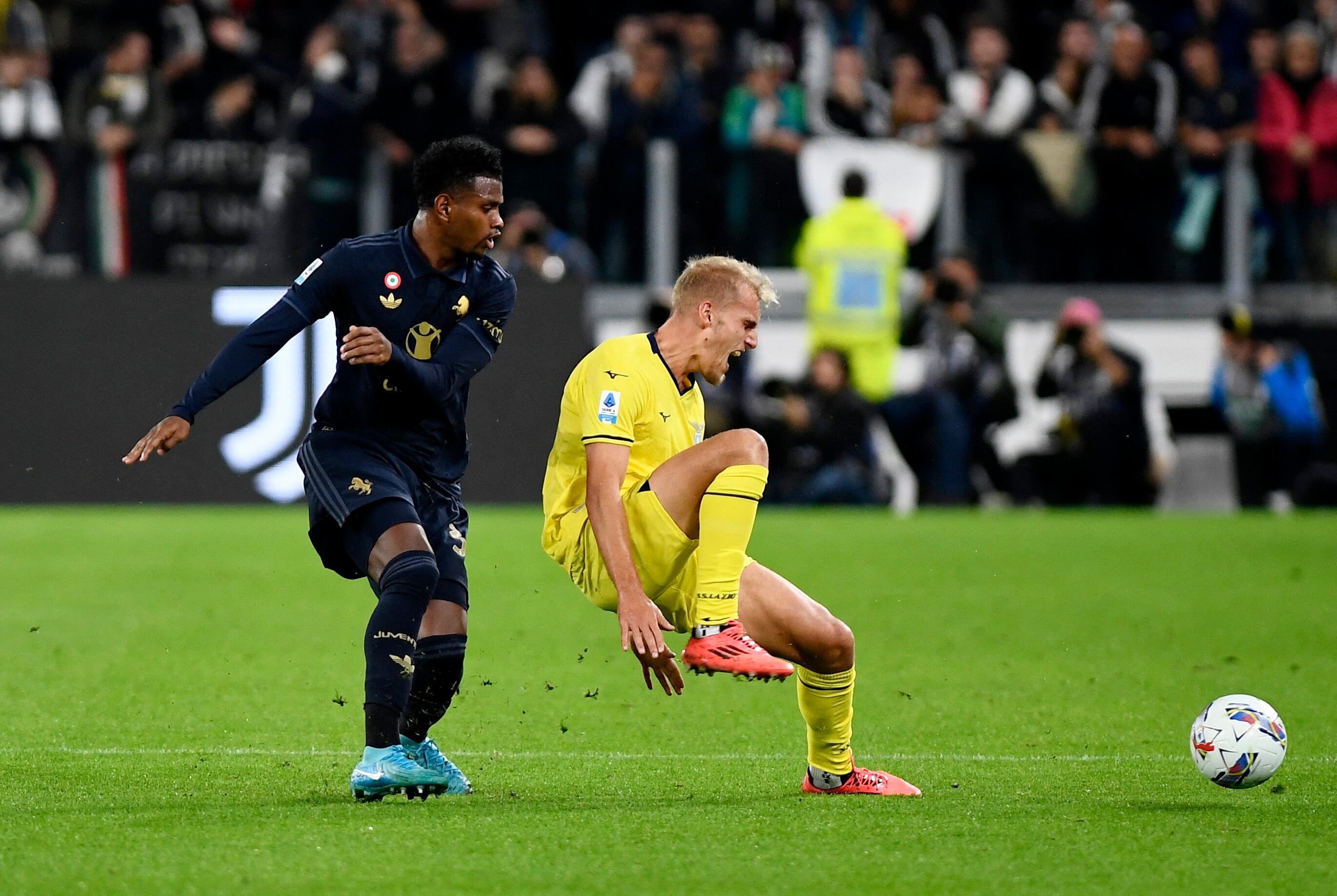 Juan David Cabal vio minutos después de su larga lesión de ligamento cruzado anterior - crédito Massimo Pinca / REUTERS