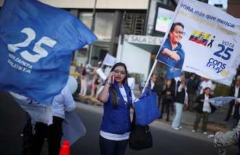 Un simpatizante sostiene una pancarta