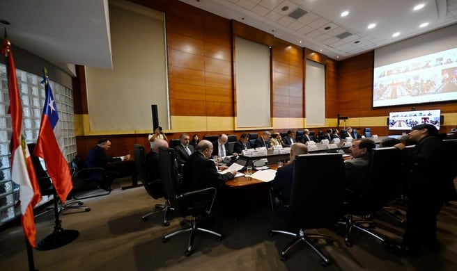 Las delegaciones de Perú y Chile, incluyendo al Canciller Hugo de Zela, se reunieron para la III Reunión del Comité Binacional de Cooperación Migratoria, constatando avances en la reducción de la migración irregular y una positiva cooperación bilateral. (Cancillería)