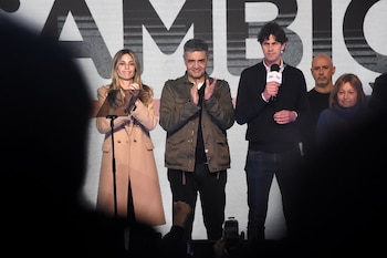 Ambos precandidatos subieron juntos al