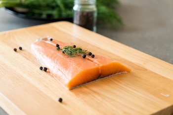 El salmón es un pescado graso lleno de beneficios para la salud (Freepik)