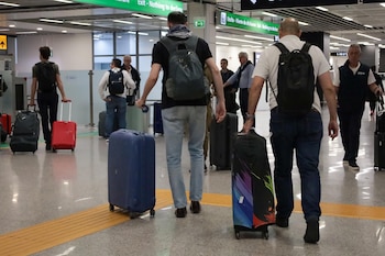 Viajeros con maletas en el aeropuerto de Roma Fiumicino, imagen de archivo. (EFE/EPA/TELENEWS)
