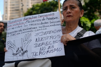 Una maestra sostiene un cartel durante una protesta por mejores salarios y beneficios en Caracas, Venezuela, el lunes 18 de septiembre de 2023. (AP Foto/Ariana Cubillos)