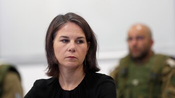 Baerbock pide un alto el