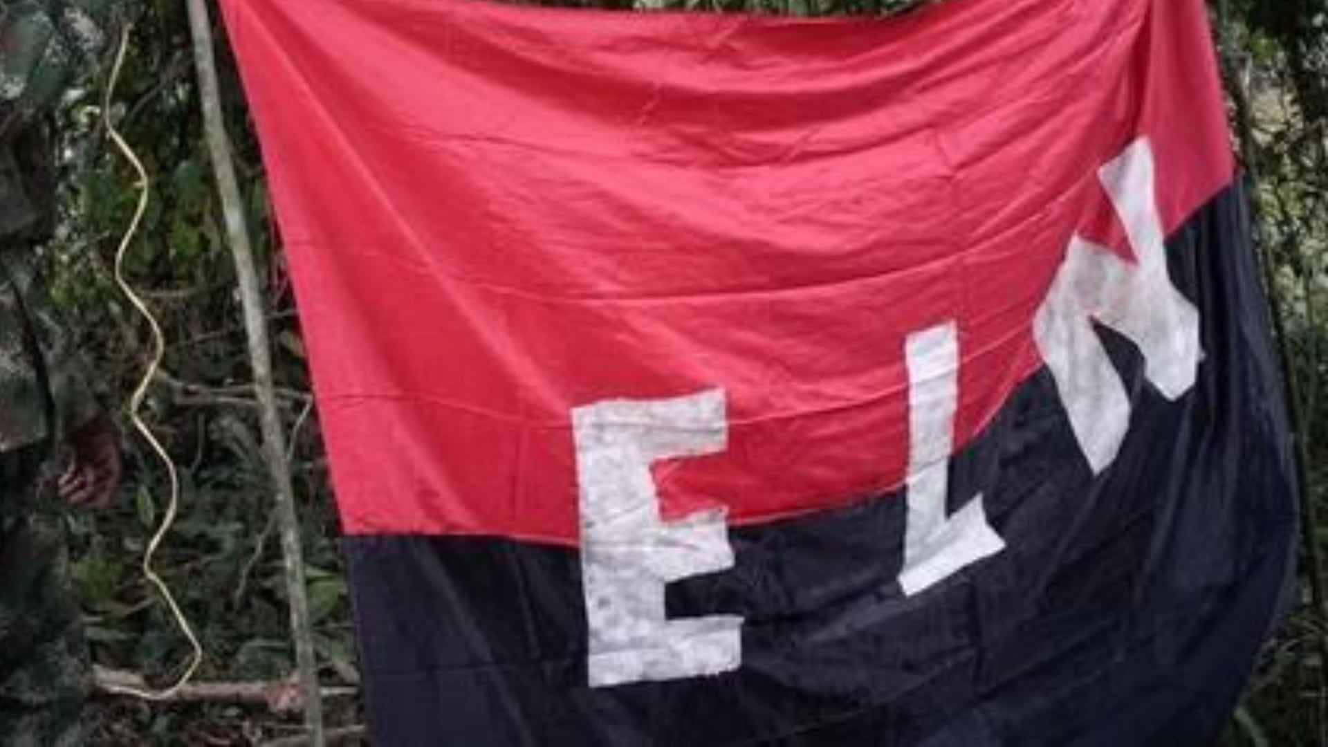 Ofrecen $200 millones de recompensa por alias Yosa, señalado de instalar banderas del ELN en suroeste de Antioquia