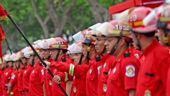 Bomberos participarán en la Gran Parada Militar tras acuerdo con el Ministerio de Defensa
