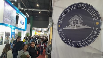 Público frente al "Ministerio del Libro" que crearon varias editoriales independientes, en la Feria del Libro