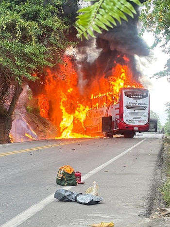 La confrontación en la Sierra Nevada de Santa Marta dejó desplazamientos preventivos, quema de vehículos, un uniformado muerto y dos civiles heridos - crédito X