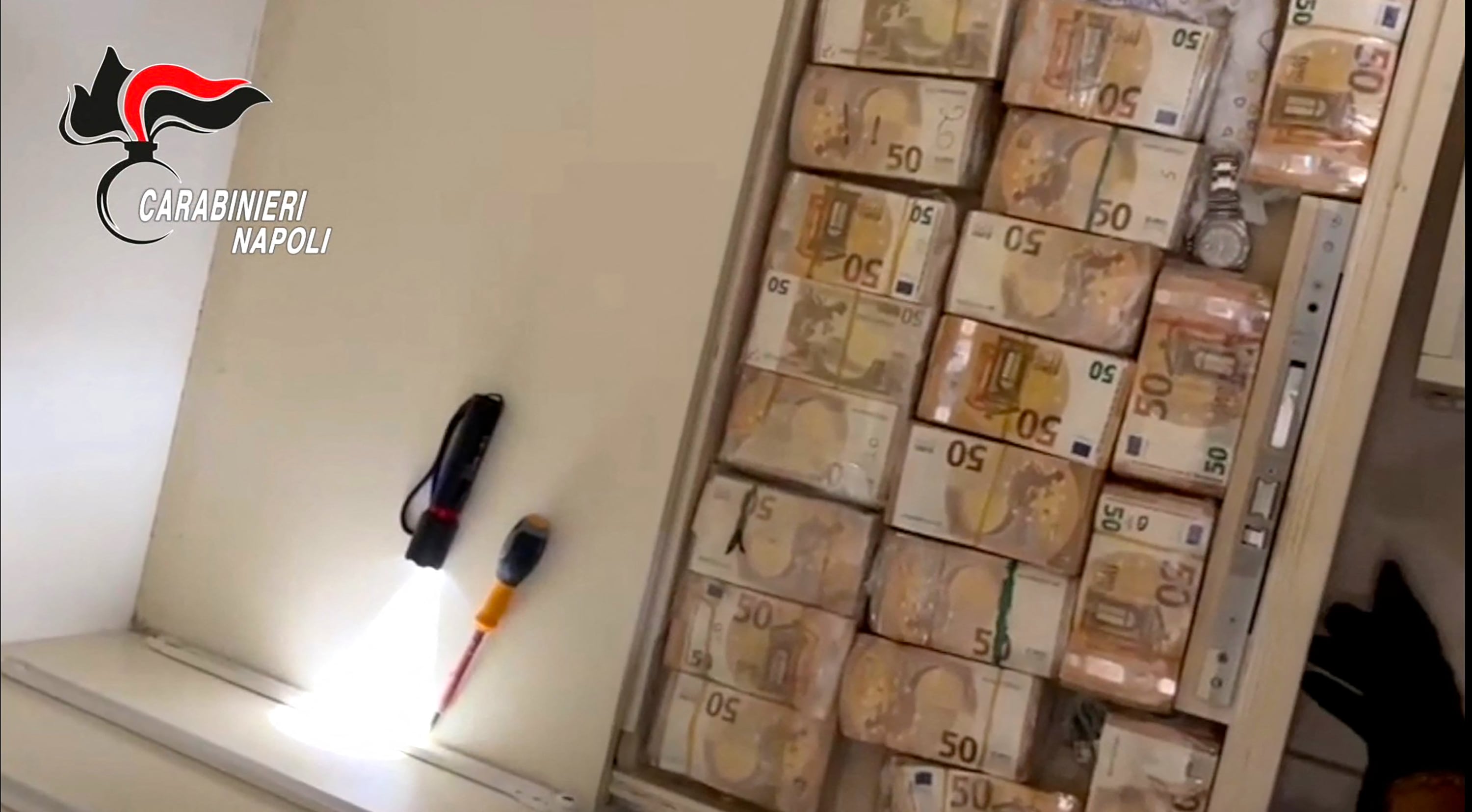 Billetes ocultos en una pared en Caivano, en una causa que culminó con la detención de 34 personas acusadas de traficar drogas con métodos mafiosos (Carabineros italianos/vía AFP)