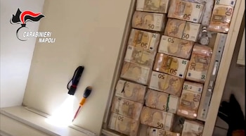 Billetes ocultos en una pared en Caivano, en una causa que culminó con la detención de 34 personas acusadas de traficar drogas con métodos mafiosos (Carabineros italianos/vía AFP)