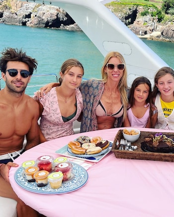 Nicole Neuman junto a su