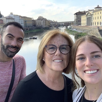 Mónica Delta y sus hijos.