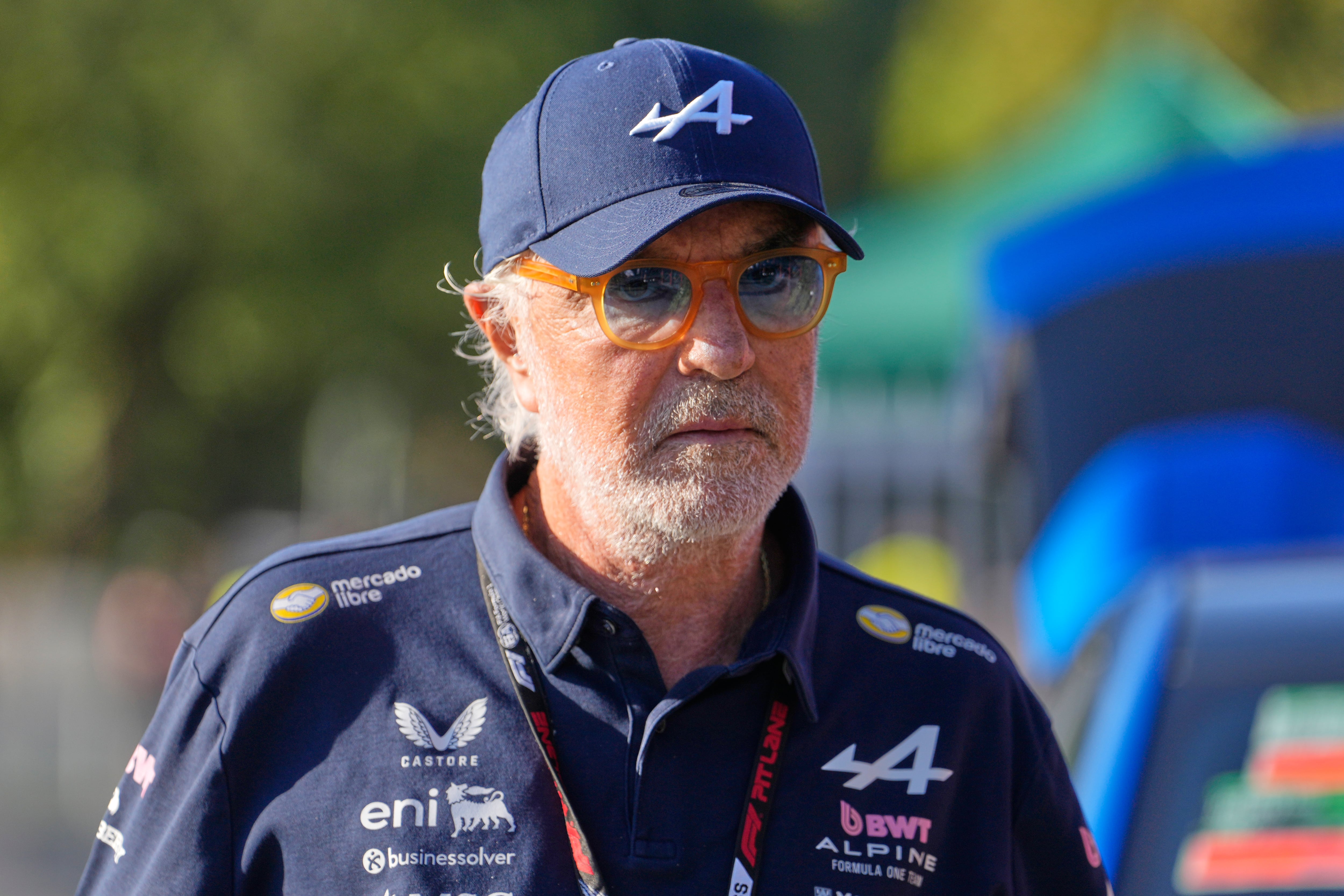 Briatore no escondió su enojo durante la conferencia de prensa que se celebró este viernes en el Gran Premio de Italia (Foto: AP/Luca Bruno)