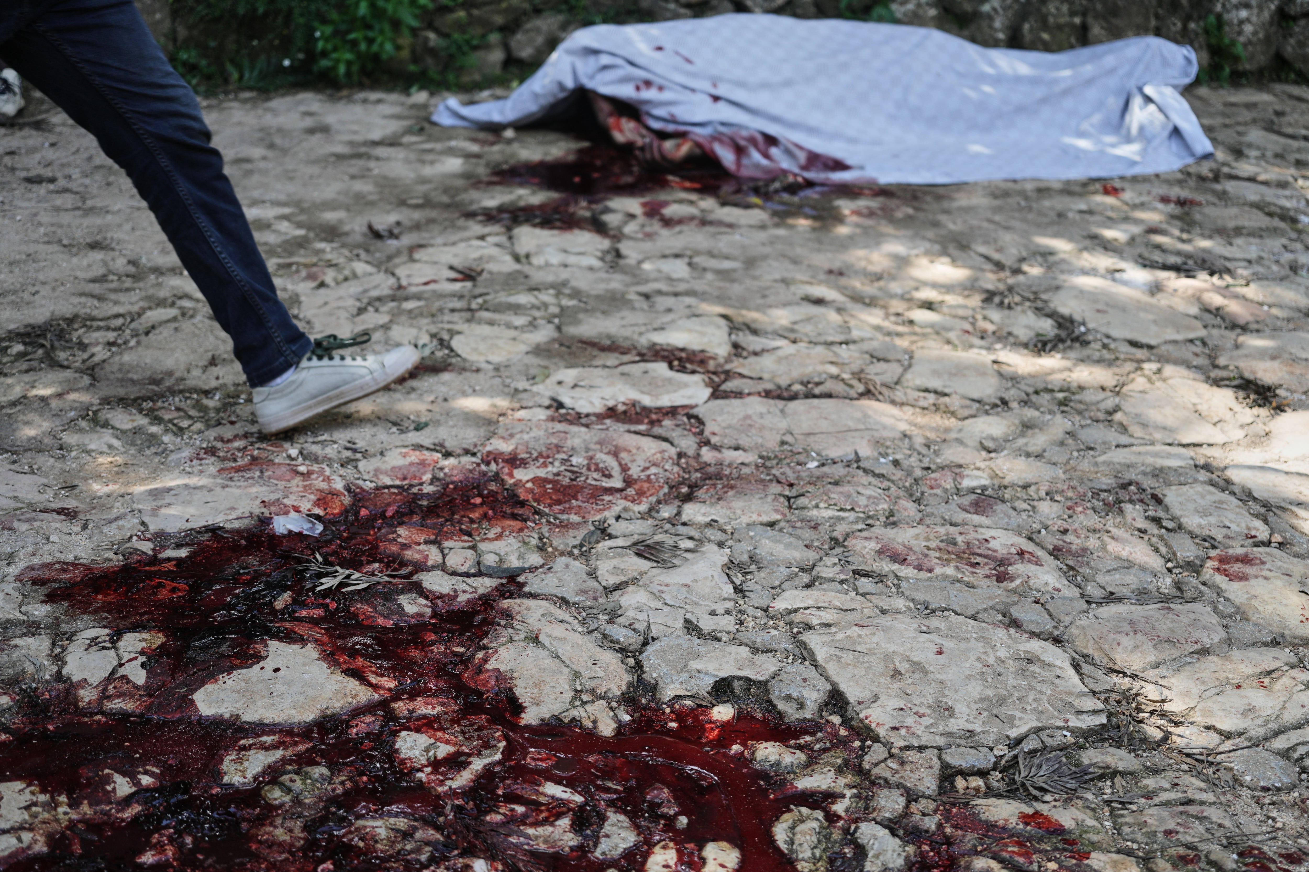 Los enfrentamientos armados en Santo obstaculizan las operaciones de búsqueda terrestre y aérea de las tropas. (AP Foto/Odelyn Joseph)