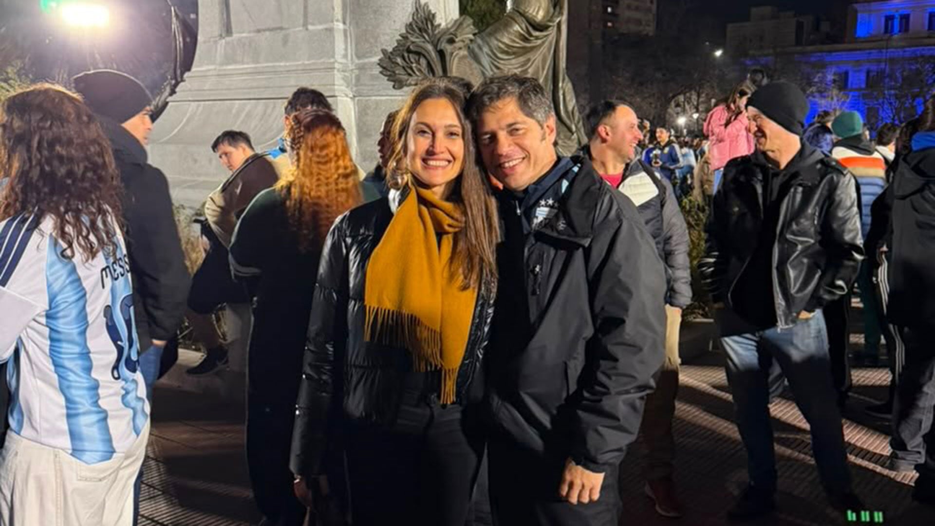 Kicillof, junto a su esposa, Soledad Quereilhac, en los festejos en La Plata tras la victoria del selección Argentina frente a Inglaterra