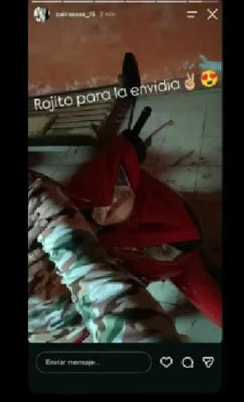 Un sticker con la frase Rojo para la envidia facilitó la identificación de la motocicleta a través de una foto