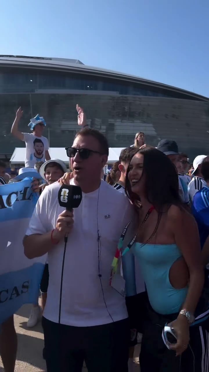 Zaira Nara y Maxi Lopez participan en una entrevista televisiva rodeados de aficionados en la previa de un partido de la Selección Argentina.