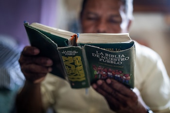 El exiliado nicaragüense Francisco Alvicio, diácono de la Iglesia morava de Nicaragua, lee la Biblia en una habitación alquilada en San José, Costa Rica, el domingo 22 de septiembre de 2024. (AP Foto/Carlos Herrera)
