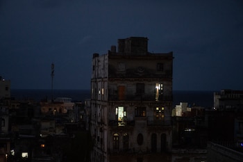 En julio, la isla registró tres apagones nacionales en una sola semana (AP Foto/Ramón Espinosa)