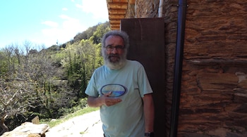 Tomás explicando su vida en el pueblo abandonado de los Pirineos. (@Monxileros/YouTube)