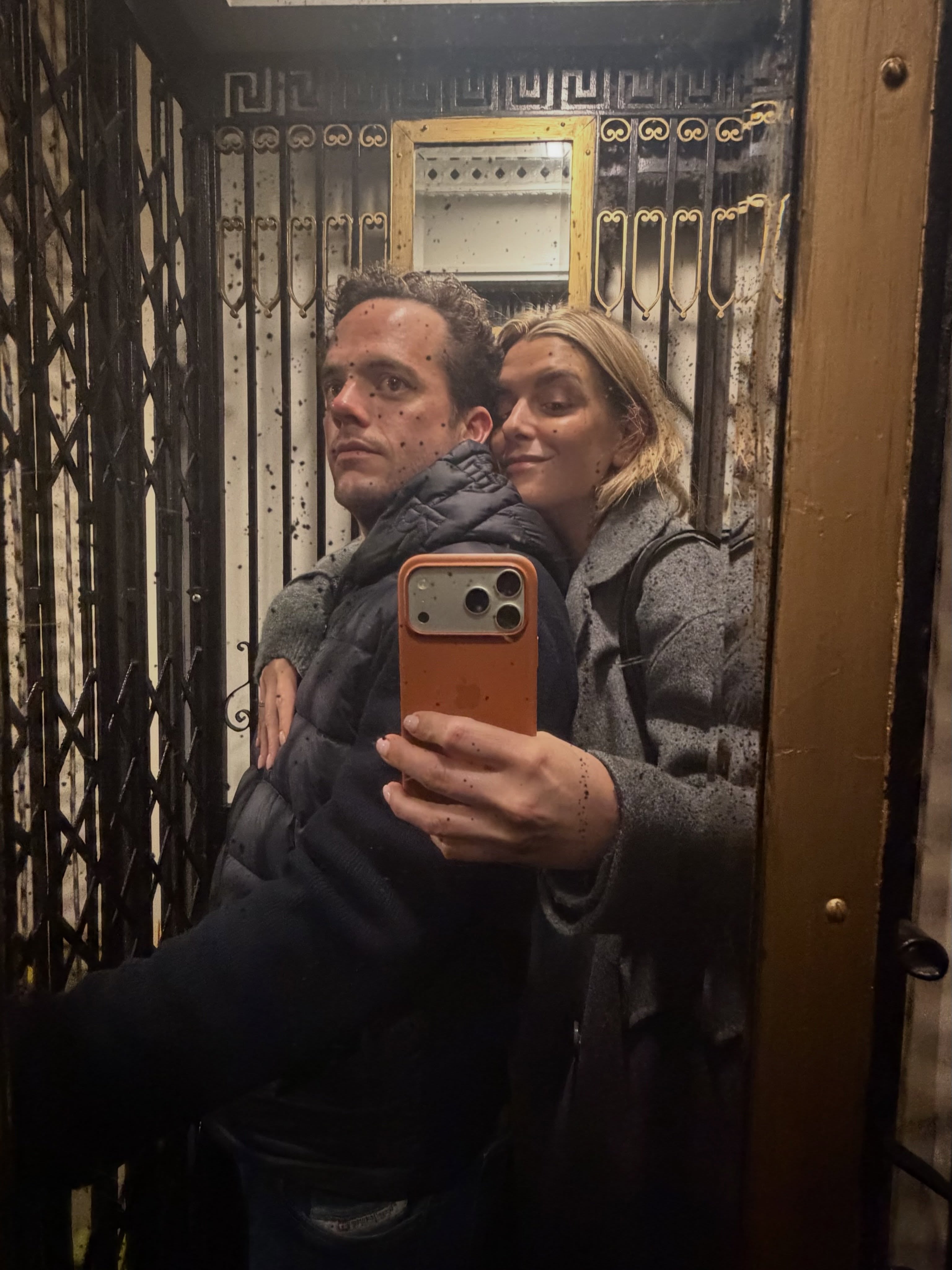 Sofía Aldrey y su pareja posan para un selfie en un ascensor, celebrando el baby shower íntimo de su primer hijo