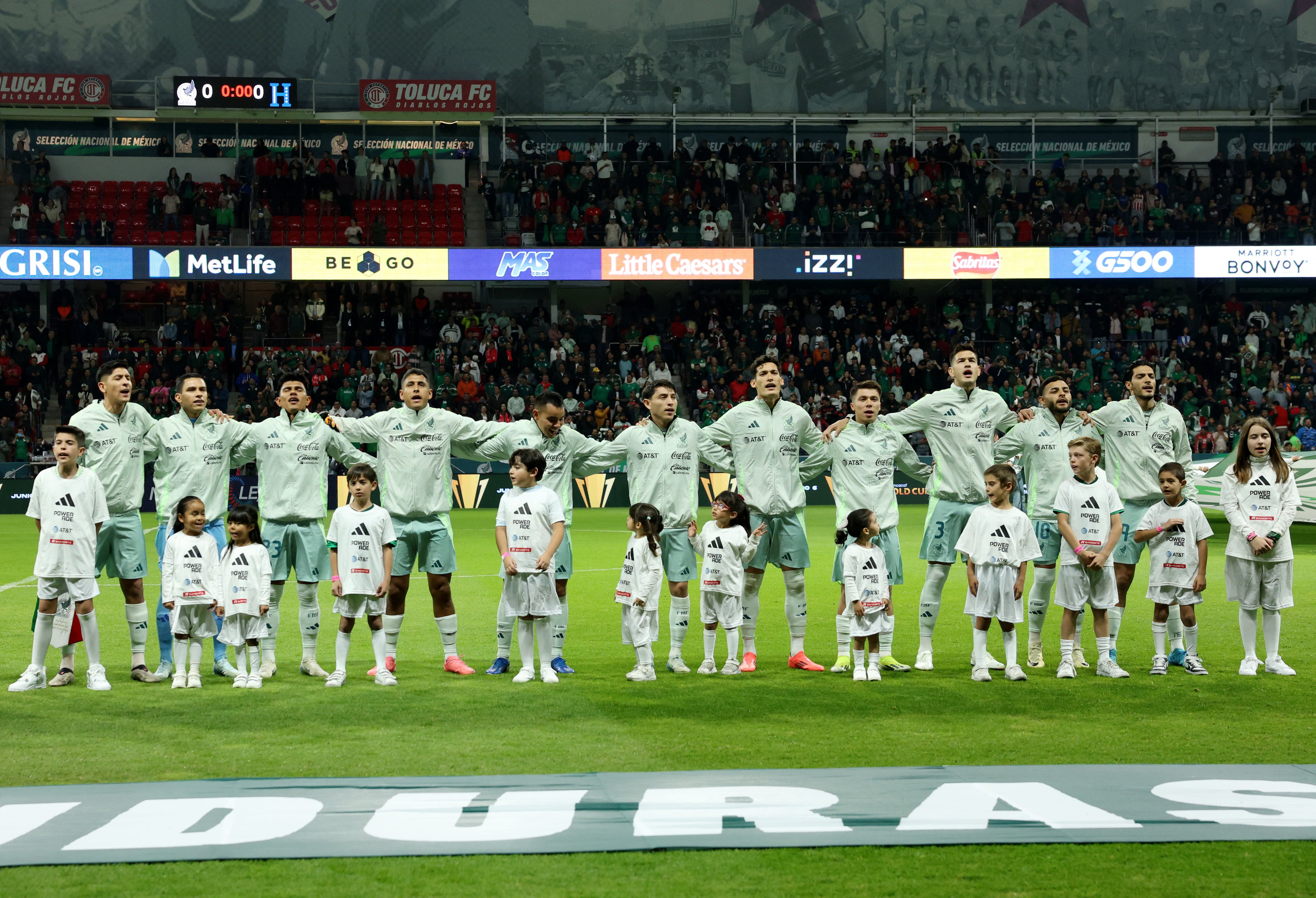 Javier Aguirre buscará ajustar la alineación definitiva del Tri frente a un rival europeo exigente en el Estadio Nemesio Diez. REUTERS/Raquel Cunha