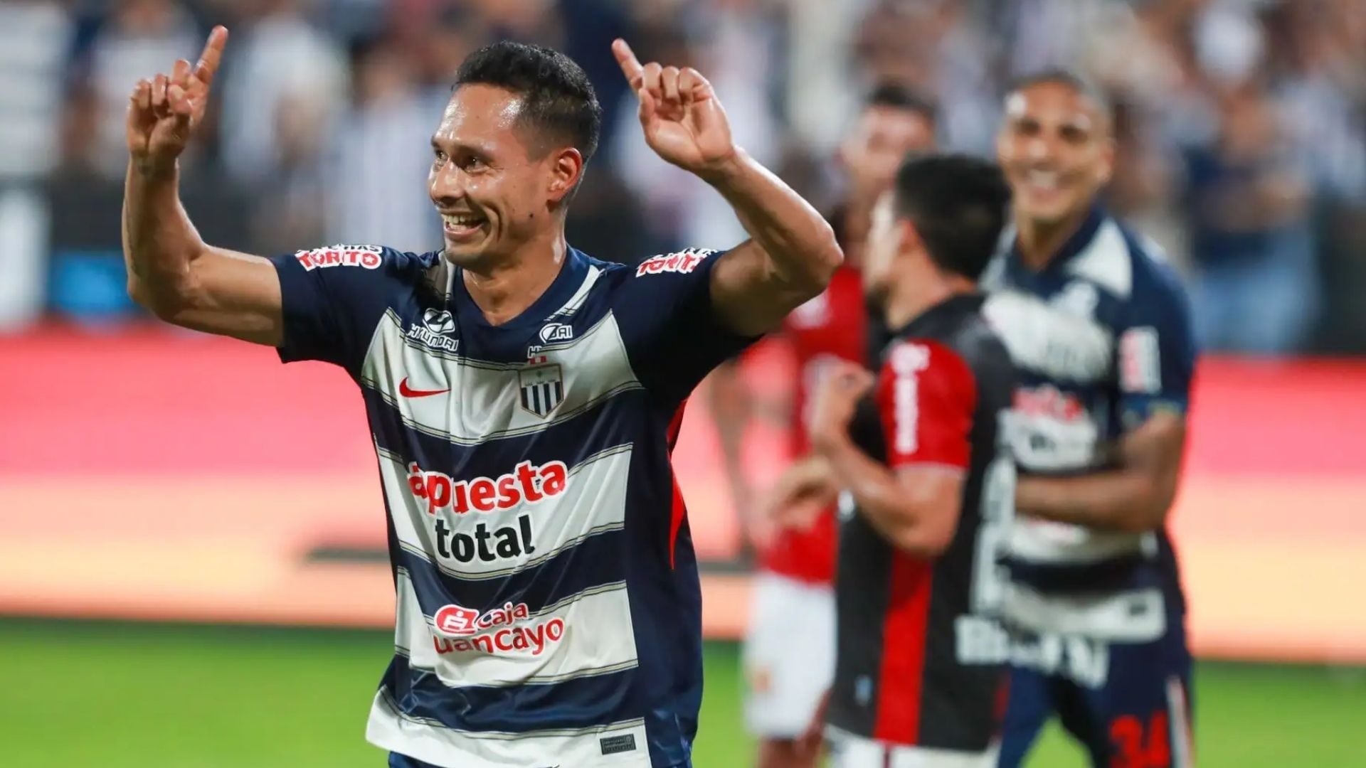 Renzo Garcés, incómodo con los reclamos en los despachos de Alianza Lima y Universitario. Crédito: Andina.