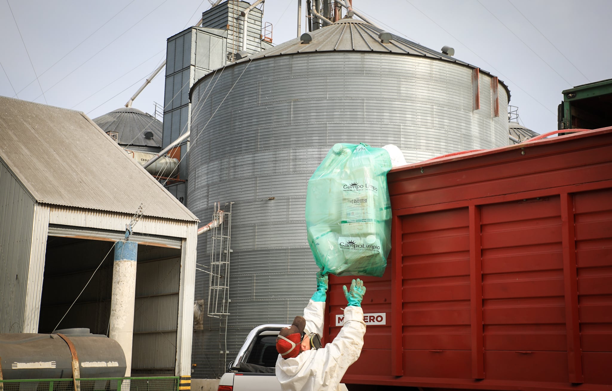 Los plásticos recuperados son transformados en nuevos productos seguros, como caños para cloacas, postes para alambrados y bidones tricapa destinados nuevamente al sector agrícola (CampoLimpio)