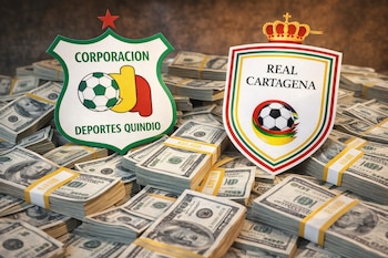Dos escudos de clubes de fútbol, Corporación Deportes Quindío y Real Cartagena, sobre una superficie cubierta de billetes de cien dólares apilados.