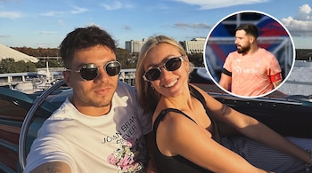 Un hombre y una mujer usan gafas de sol en un vehículo; de fondo, edificios y árboles. Un círculo blanco muestra a un hombre con barba en uniforme deportivo.
