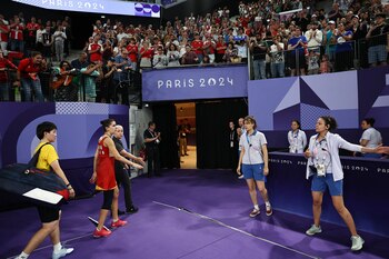 Carolina sale entre aplausos.