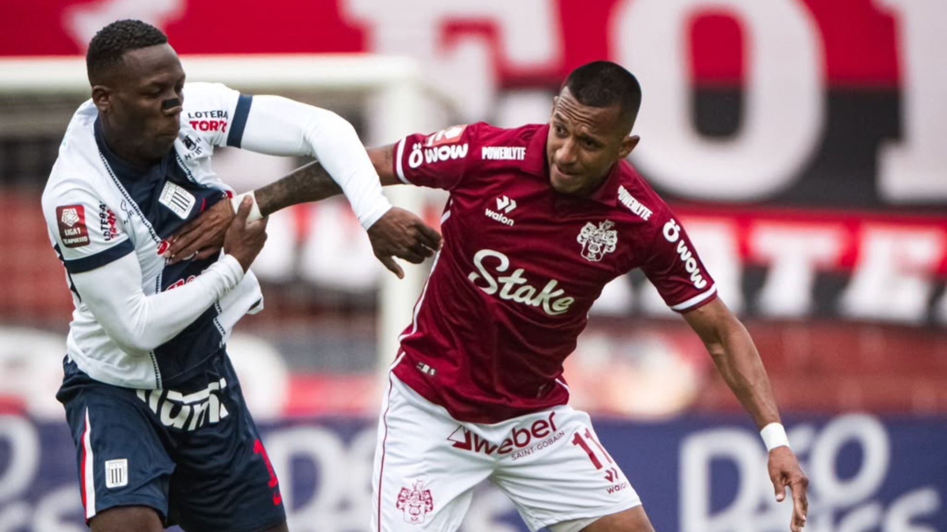 Luis Advíncula en duelo individual con Jhonny Vidales. - Crédito: A Presión